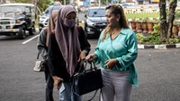 Tersangka kasus penistaan agama Lina Lutfiawati (kanan) tiba untuk menjalani pemeriksaan di Polda Sumatera Selatan, Palembang, Rabu (3/5/2023). 