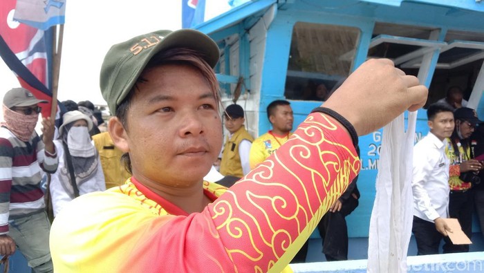 Potret warga berebut sesaji dan hiasan replika kapal dalam pelarungan tradisi nadran di Indramayu
