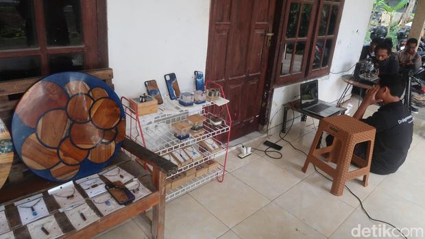 Suasana produksi di Driling Greenwood, Pedukuhan Karangweru, Kalurahan Tirtomulyo, Kapanewon Kretek, Kabupaten Bantul, Rabu (3/5/2023).