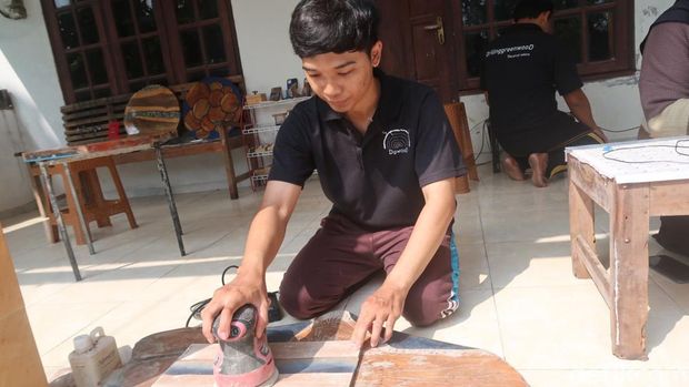 Suasana produksi di Driling Greenwood, Pedukuhan Karangweru, Kalurahan Tirtomulyo, Kapanewon Kretek, Kabupaten Bantul, Rabu (3/5/2023).