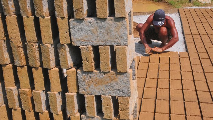 Perajin menyelesaikan pembuatan batu bata di Desa Pasuruan Kidul, Kudus, Jawa Tengah, Rabu (3/5/2023). Perajin mengatakan, produksi batu bata merah mengalami peningkatan hingga tiga kali lipat saat musim panas karena proses pengeringan lebih cepat dari semula 500 menjadi 1.500 buah per hari yang dijual Rp850 ribu per seribu buah. ANTARA FOTO/Yusuf Nugroho/tom.