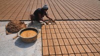 Perajin menyelesaikan pembuatan batu bata di Desa Pasuruan Kidul, Kudus, Jawa Tengah, Rabu (3/5/2023).