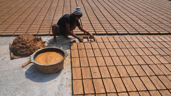Produksi batu bata meningkat Perajin menyelesaikan pembuatan batu bata di Desa Pasuruan Kidul, Kudus, Jawa Tengah, Rabu (3/5/2023). Perajin mengatakan, produksi batu bata merah mengalami peningkatan hingga tiga kali lipat saat musim panas karena proses pengeringan lebih cepat dari semula 500 menjadi 1.500 buah per hari yang dijual Rp850 ribu per seribu buah. ANTARA FOTO/Yusuf Nugroho/tom.