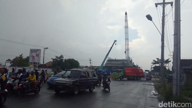 Proyek pengerjaan rel layang simpang Joglo, Kota Solo, Rabu (3/5/2023).
