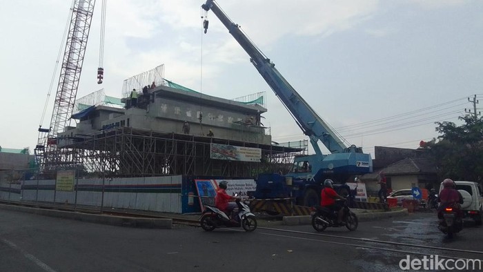 Proyek pengerjaan rel layang simpang Joglo, Kota Solo, Rabu (3/5/2023).