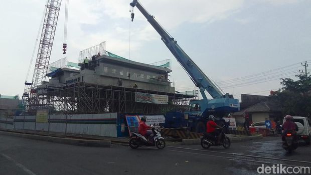 Proyek pengerjaan rel layang simpang Joglo, Kota Solo, Rabu (3/5/2023).