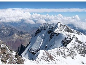 Mengenal Sisi Ekstrem Carstensz Pyramid: Mengapa Gunung Ini Sangat Berbahaya?