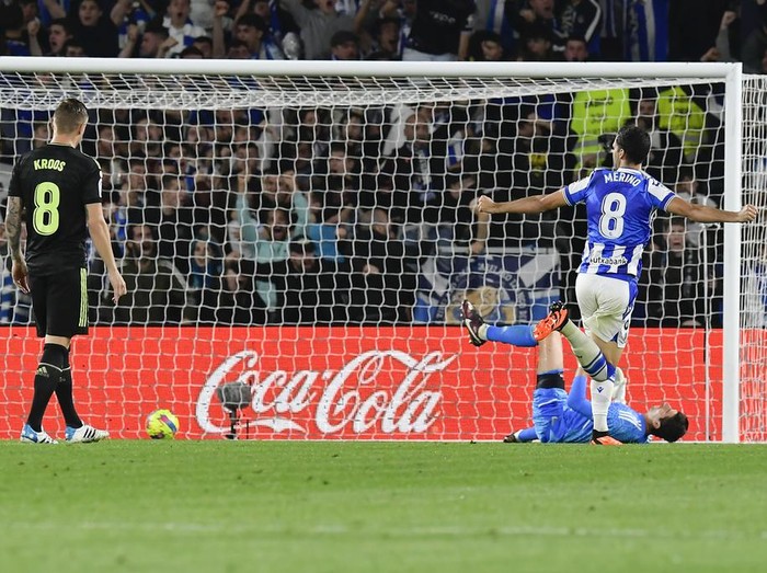 Real Sociedad's Mikel Merino celebrates after his teammate Takefusa Kubo scoring the opening goal during Spanish La Liga soccer match between Real Sociedad and Real Madrid at the Reale Arena stadium in San Sebastian, Spain, Tuesday, May 2, 2023. (AP Photo/Alvaro Barrientos)