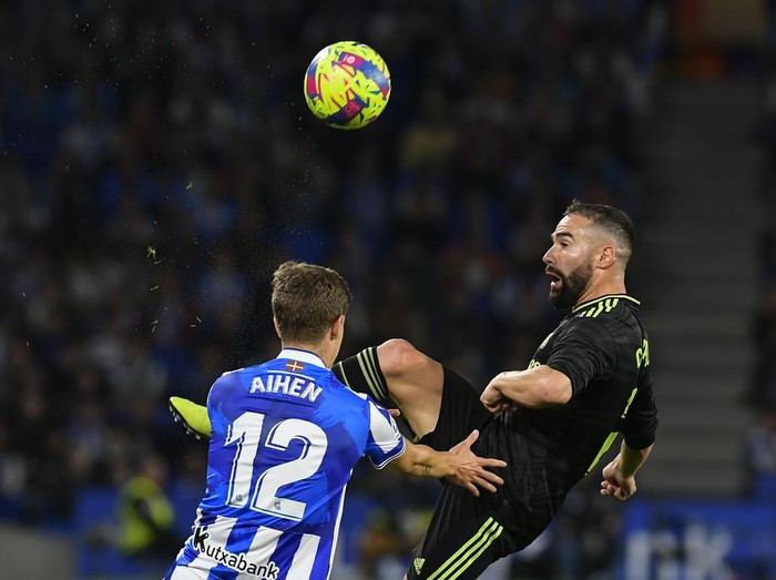 Real Madrid's Dani Carvajal, right, kicks the ball challenged by Real Sociedad's Aihen Munoz during Spanish La Liga soccer match between Real Sociedad and Real Madrid at the Reale Arena stadium in San Sebastian, Spain, Tuesday, May 2, 2023. (AP Photo/Alvaro Barrientos)
