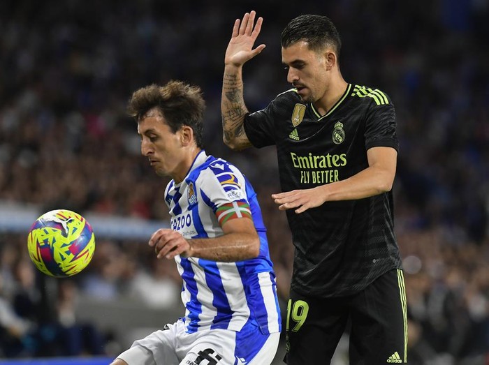 Real Madrid's Dani Ceballos, right, and Real Sociedad's Mikel Oyarzabal vie for the ball during Spanish La Liga soccer match between Real Sociedad and Real Madrid at the Reale Arena stadium in San Sebastian, Spain, Tuesday, May 2, 2023. (AP Photo/Alvaro Barrientos)