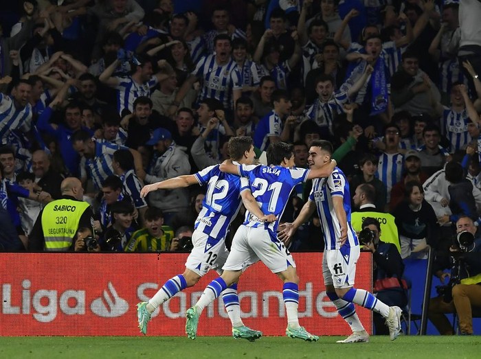 Real Sociedad's Ander Barrenetxea, right, is congratulated after scoring his side's 2nd goal during Spanish La Liga soccer match between Real Sociedad and Real Madrid at the Reale Arena stadium in San Sebastian, Spain, Tuesday, May 2, 2023. (AP Photo/Alvaro Barrientos)