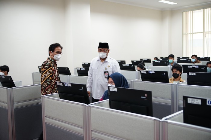 Rektor UPN Veteran Jatim Prof Ahmad Fauzi (kemeja putih) saat meninjau kesiapan lab komputer untuk UTBK.