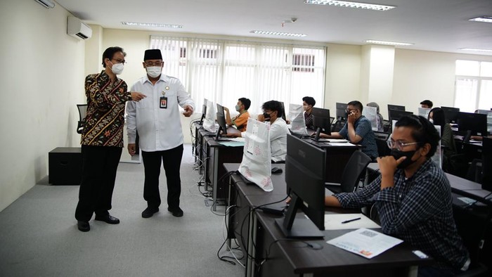 Rektor UPN Veteran Jatim Prof Ahmad Fauzi (kemeja putih) saat meninjau kesiapan lab komputer untuk UTBK.