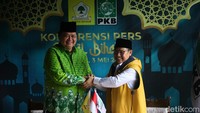 Keduanya tampak semringah. 