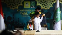 Airlangga memberikan rompi kuning kepada Cak Imin dalam konferensi pers pertemuan Golkar dan PKB di kawasan Senayan, Jakarta, Rabu (3/5/2023).