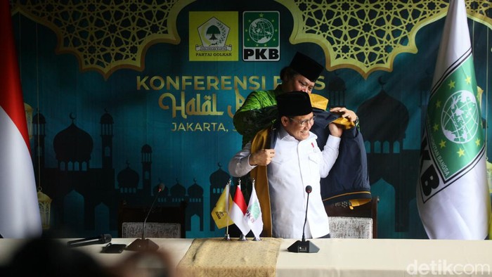 Rompi Kuning Airlangga untuk Cak Imin Ketum Golkar Airlangga Hartarto memberikan jaket kuningnya untuk Ketum PKB Muhaimin Iskandar (Cak Imin). Dalam pertemuan, Golkar dan PKB siap jadi partai inti koalisi besar.
