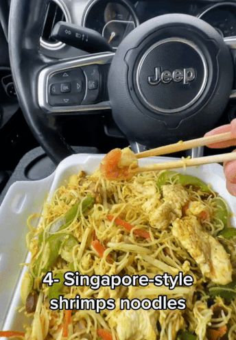 Bule Ini Dihujat Usai Bikin Konten Cicip 'Makanan Khas Singapura'