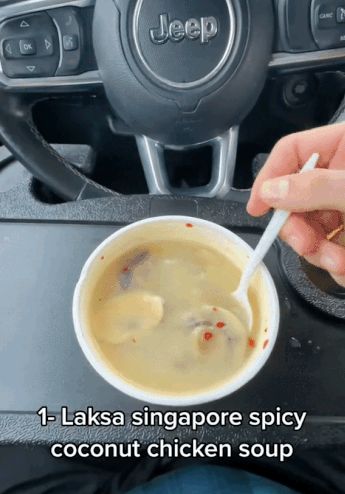 Bule Ini Dihujat Usai Bikin Konten Cicip 'Makanan Khas Singapura'