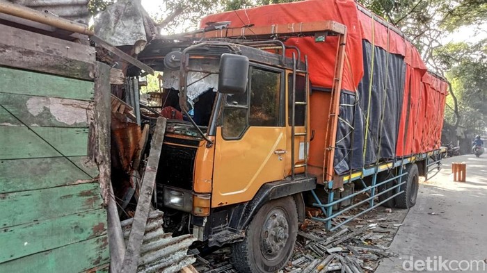 Sebuah truk menyeruduk warung kopi di Sukabumi, Selasa (3/5/2023).
