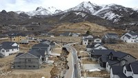 Pejabat lokal mengeluarkan perintah evakuasi untuk setidaknya 20 rumah saat suhu melonjak dan pencairan salju melanda jalan-jalan pada Rabu, 12 April 2023, di Kaysville, Utah. AP/Rick Bowmer  