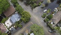 Sepasang mobil yang tergenang air terbengkalai di jalan saat air banjir surut di lingkungan Sailboat Bend di Fort Lauderdale, Florida, Kamis, 13 April 2023. Di seluruh dunia, aktivis dari segala usia menekan pemerintah dan perusahaan untuk berbuat lebih banyak untuk melindungi lingkungan dan memerangi perubahan iklim. AP/Rebecca Blackwell