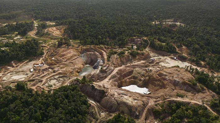 Sekilas Bumi yang Berubah The Tassawini Gold Mines are visible amid trees in Chinese Landing, Guyana, Monday, April 17, 2023. (AP Photo/Matias Delacroix)