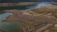 Lahan kering dan retak terlihat di sekitar waduk Sau, sekitar 100 km (62 mil) utara Barcelona, Spanyol, Selasa, 18 April 2023. Hari Bumi juga mendesak tindakan untuk memerangi perubahan iklim, yang telah dipercepat dalam beberapa dekade terakhir. AP/Emilio Morenatti  