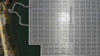 Susunan panel surya mengapung di atas kolam penyimpanan air di Sayreville, New Jersey, Senin, 10 April 2023. Hari Bumi pertama kali dimulai pada tahun 1970, digembar-gemborkan sebagai lahirnya gerakan lingkungan yang mendorong orang di seluruh dunia untuk melindungi alam. AP/Seth Wenig