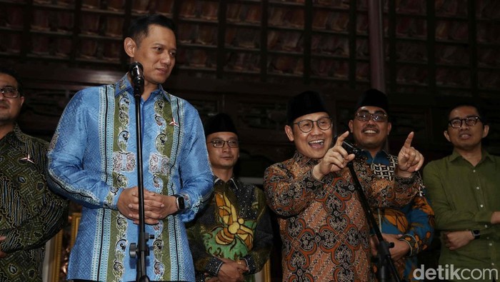 Ketum PKB Muhaimin Iskandar terlihat sangat semringah bersama AHY usai pertemuan dengan SBY di Cikeas.