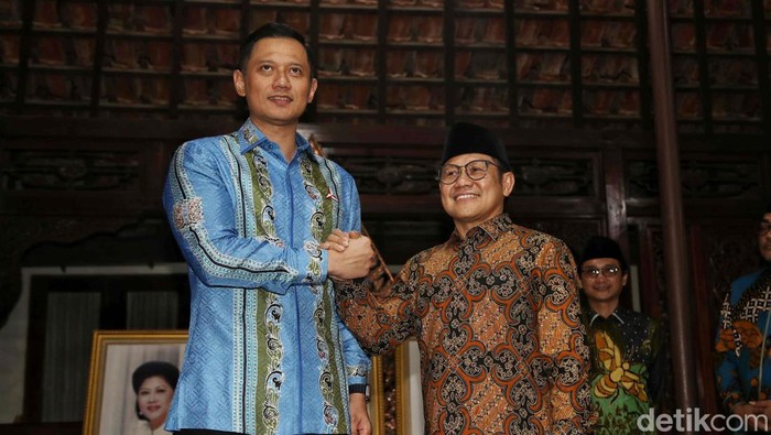 Ketum PKB Muhaimin Iskandar terlihat sangat semringah bersama AHY usai pertemuan dengan SBY di Cikeas.