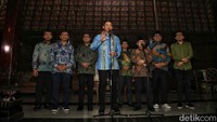 AHY saat berbicara di depan awak media.