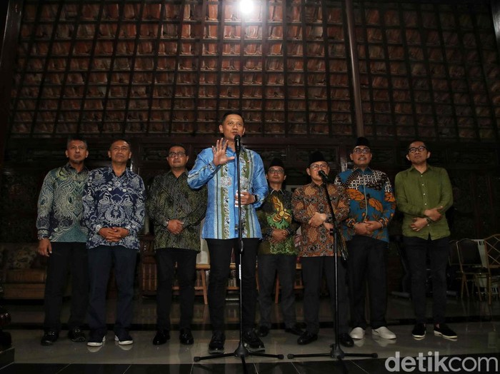 Ketum PKB Muhaimin Iskandar terlihat sangat semringah bersama AHY usai pertemuan dengan SBY di Cikeas.