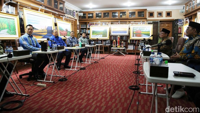 Semringah Cak Imin-AHY Usai Pertemuan dengan SBY Ketum PKB Muhaimin Iskandar terlihat sangat semringah bersama AHY usai pertemuan dengan SBY di Cikeas.
