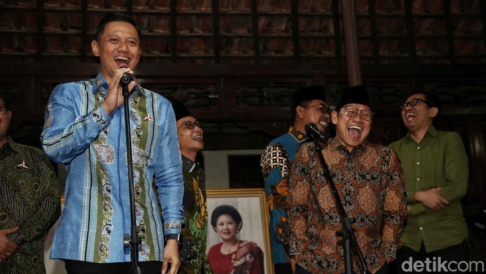 Ketum PKB Muhaimin Iskandar terlihat sangat semringah bersama AHY usai pertemuan dengan SBY di Cikeas.