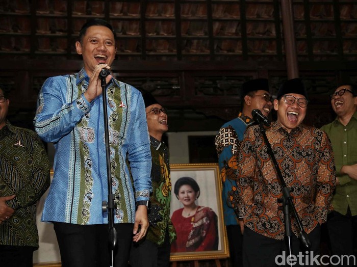Ketum PKB Muhaimin Iskandar terlihat sangat semringah bersama AHY usai pertemuan dengan SBY di Cikeas.