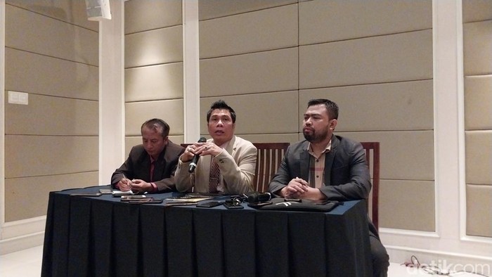 Solehuddin (tengah), Kuasa Hukum Manajemen Malang Plaza saat konferensi pers.