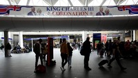 Spanduk perayaan penobatan Raja Charles III dipajang di Stasiun Kings Cross di London, Senin (1/5/2023).  