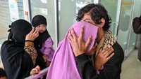Seorang warga tampak menangis saat melihat kedatangan kerabatnya.