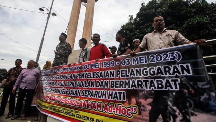 Suasana Haru Terasa Saat Mengenang 24 Tahun Tragedi Simpang KAA Sejumlah keluarga korban tragedi Simpang membentangkan spanduk usai membacakan surat terbuka untuk Presiden Joko Widodo saat peringatan mengenang 24 tahun tragedi Simpang KAA di Tugu Keadilan Dewantara, Aceh Utara, Aceh, Rabu (3/5/2023). Mereka meminta Presiden Jokowi segera membentuk mekanisme hukum melalui pengadilan HAM ad hoc Aceh untuk penyelesaian soal pelanggaran HAM dalam tragedi Simpang KAA pada 3 Mei 1999 yang mengakibatkan 21 orang meninggal dunia dan 146 luka-luka. ANTARA FOTO/Rahmad/tom.