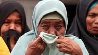 Suasana haru pun terasa usai surat terbuka untuk Presiden Jokowi dibacakan. Terlihat keluarga korban tragedi Simpang KAA mengusap air matanya.  
