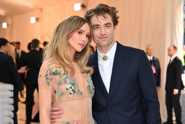 Robert Pattinson dan Suki Waterhouse tampil mesra saat datang pertamakalinya sebagai pasangan kekasih ke Met Gala 2023. Foto: Getty Images