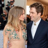 Kini hadir di Met Gala 2023 sebagai pasangan kekasih, Robert Pattinson dan Suki Waterhouse tampil bak sejoli yang dimabuk cinta. Foto: Getty Images