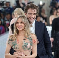 Sedangkan Robert Pattinson memakai setelan Dior berwarna hitam dengan pin emas di bagian dasi. Foto: Getty Images