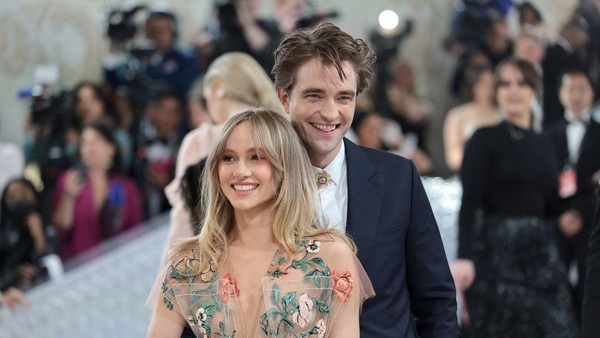 7 Foto Kemesraan Robert Pattinson dan Suki Waterhouse yang Jarang Terekspos