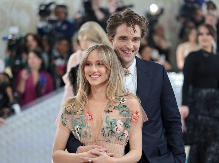 Robert Pattinson and Suki Waterhouse at the 2023 Met Gala: Karl Lagerfeld: A Line of Beauty held at the Metropolitan Museum of Art on May 1, 2023 in New York, New York. (Photo by Lexie Moreland/WWD via Getty Images)