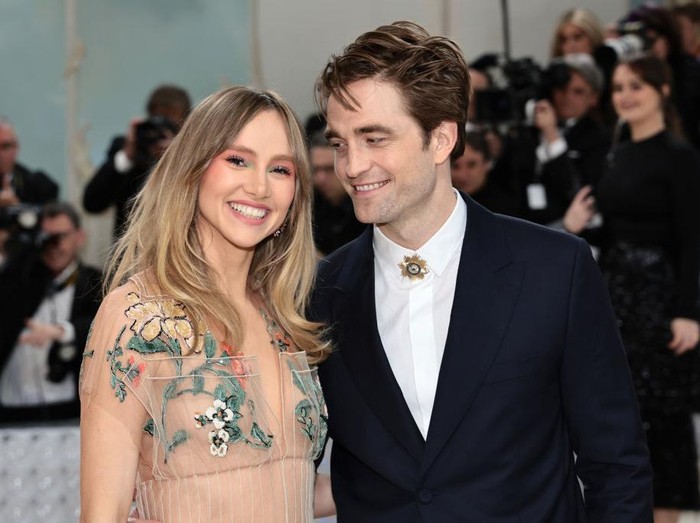 Robert Pattinson and Suki Waterhouse at the 2023 Met Gala: Karl Lagerfeld: A Line of Beauty held at the Metropolitan Museum of Art on May 1, 2023 in New York, New York. (Photo by Lexie Moreland/WWD via Getty Images)