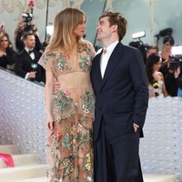 Robert Pattinson dan Suki Waterhouse tertangkap kamera saling memandang penuh cinta. Terkadang Robert yang memandang Suki atau sebaliknya. Foto: Getty Images