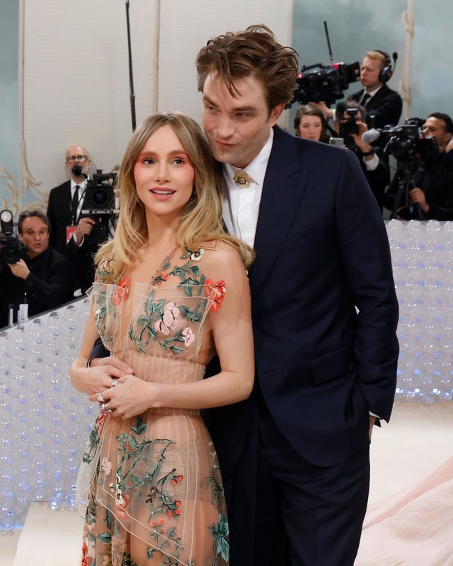 Suki Waterhouse yang dikenal sebagai model dan aktris hadir di Met Gala 2023 dengan mengenakan gaun cantik tulle dari koleksi Fendi Spring/Summer 2019. Foto: Getty Images