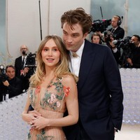 Suki Waterhouse yang dikenal sebagai model dan aktris hadir di Met Gala 2023 dengan mengenakan gaun cantik tulle dari koleksi Fendi Spring/Summer 2019. Foto: Getty Images