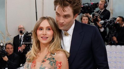 7 Gaya Suki Waterhouse Umumkan Hamil Anak Robert Pattinson Pakai Gaun Mini